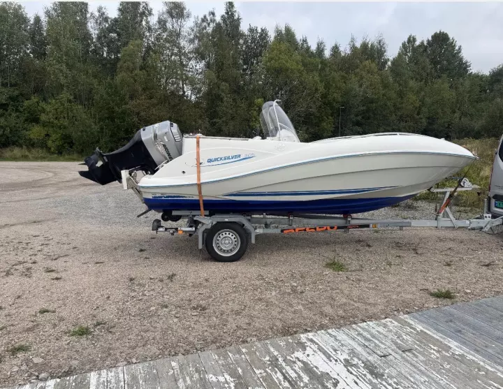Quicksilver Commander 505 bez silnika
